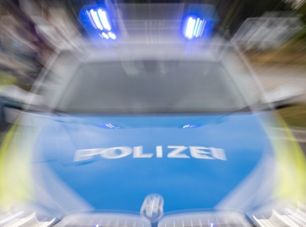 Frau mit Stichverletzungen vor Mehrfamilienhaus in Berlin-Wilmersdorf gestorben