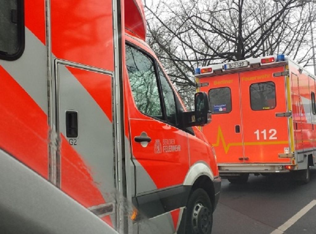 Pankow: Transporter vor AfD-Parteibüro in Flammen aufgegangen