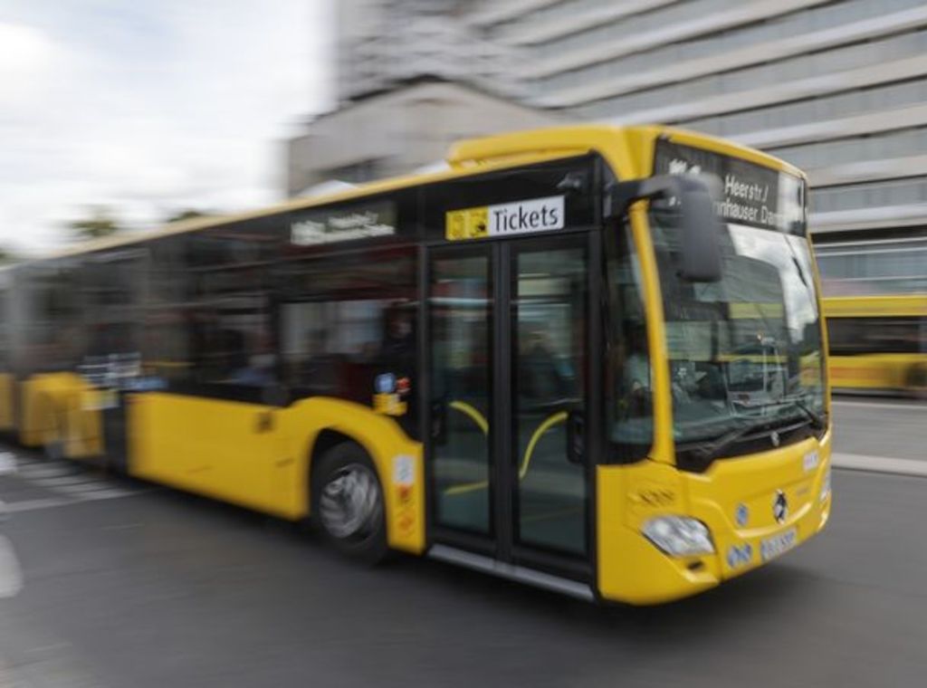 Nach Streit mit Busfahrer: 43-Jähriger greift Fahrgast an