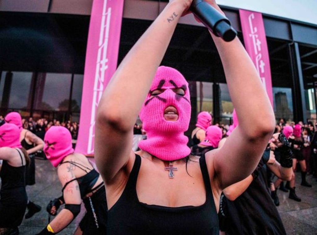 Punk unterm Regenbogen - Pussy Riot protestieren in Berlin