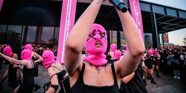 Punk unterm Regenbogen - Pussy Riot protestieren in Berlin