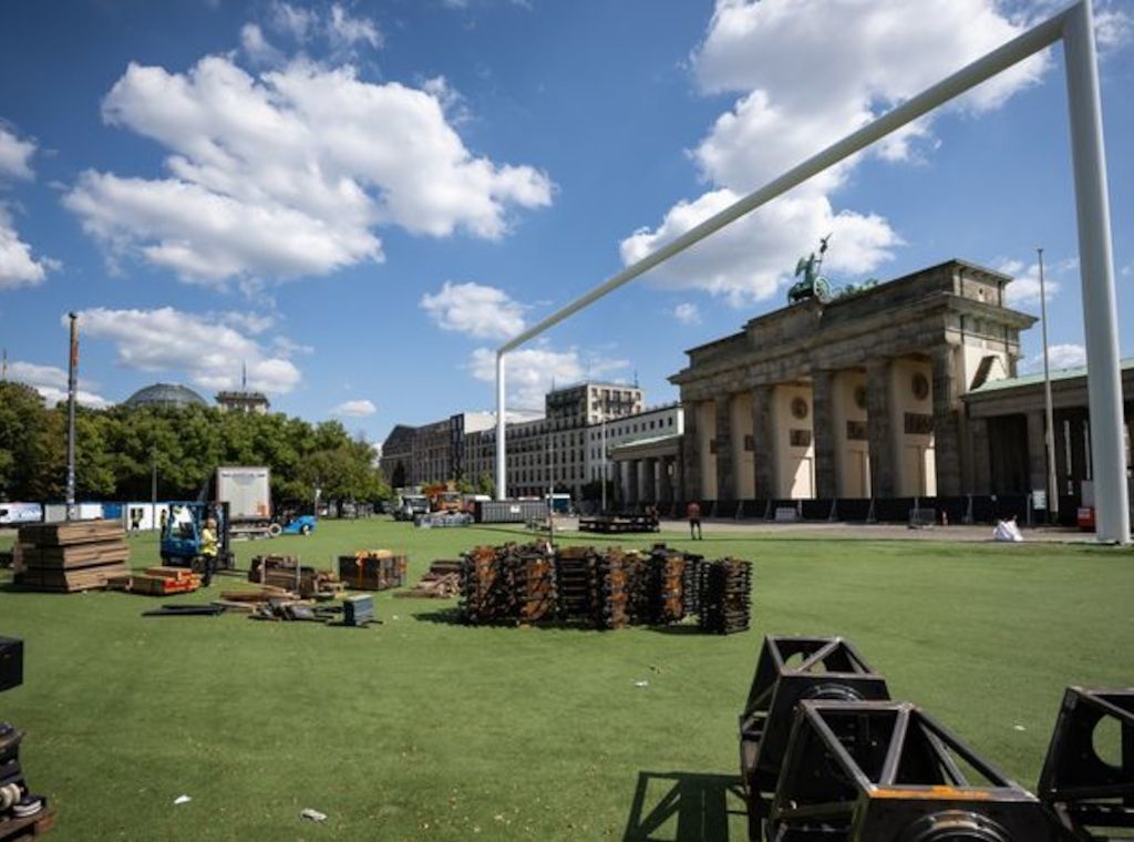 Riesiges Fußballtor an Berliner Fanmeile wird verschrottet