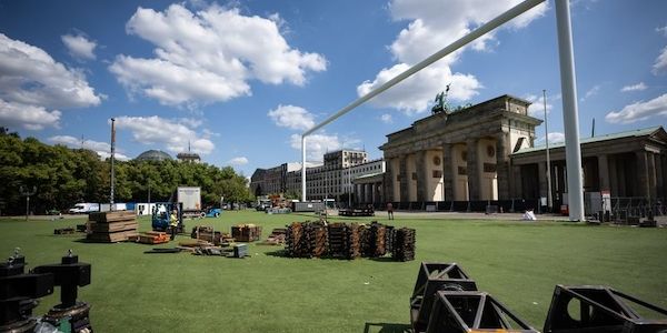 Riesiges Fußballtor an Berliner Fanmeile wird verschrottet