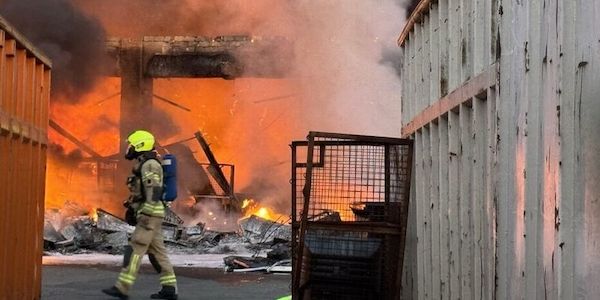 Recycling-Hof in Berlin brennt- 60 Einsatzkräften angerückt