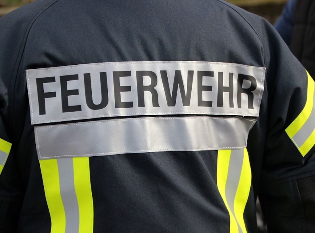 Auto rast in geparkte Fahrzeuge - Fahrer in Lebensgefahr