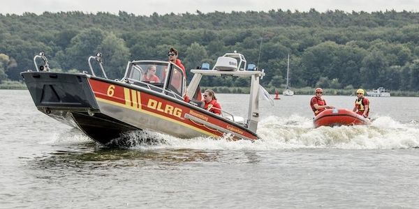 Zwei Menschen in Berlin von einem untergehenden Segelboot gerettet worden