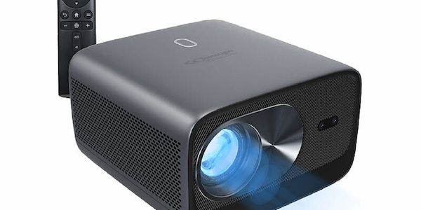 Der WLAN-LED-Beamer bringt Filme und Spiele in 4K-UHD-Qualität auf die Leinwand