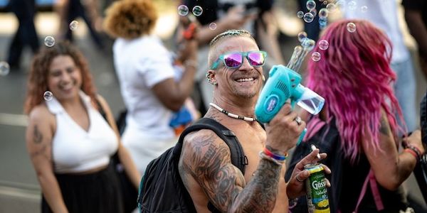 Technoparade «Zug der Liebe» zieht durch Berlin