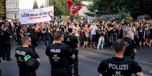 Pankow: Hunderte bei Protest gegen Feier von AfD-Unterstützern