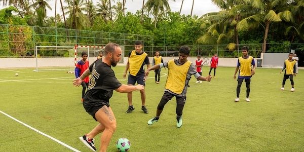 “Joga Bonito” im Kandima Maldives