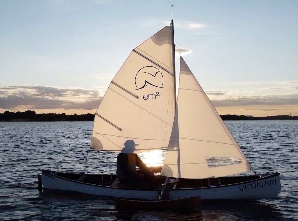 Entdecke die Freiheit auf dem Wasser mit dem Segelkajak Summerwind