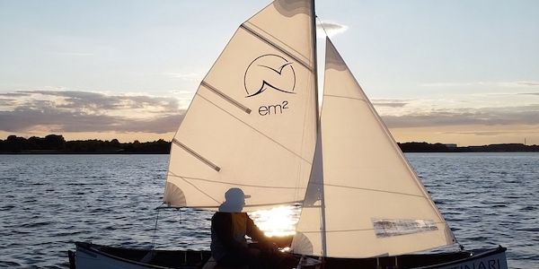 Entdecke die Freiheit auf dem Wasser mit dem Segelkajak Summerwind