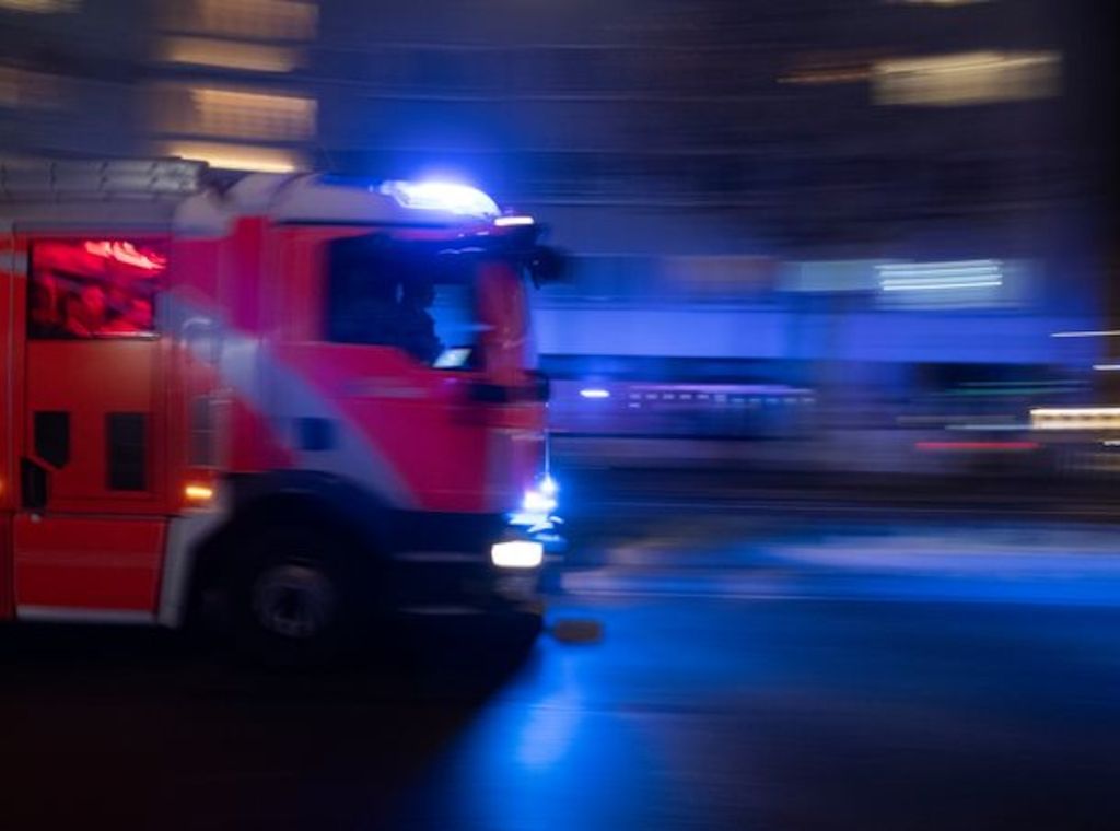 Feuerwehr löscht Hausbrand in Berlin-Wedding