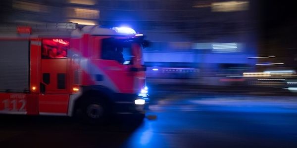 Feuerwehr löscht Hausbrand in Berlin-Wedding