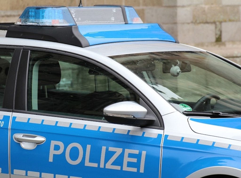 Unbekannter rammt Polizeiauto in Berlin - Beamter verletzt