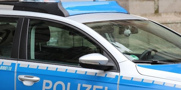 Unbekannter rammt Polizeiauto in Berlin - Beamter verletzt