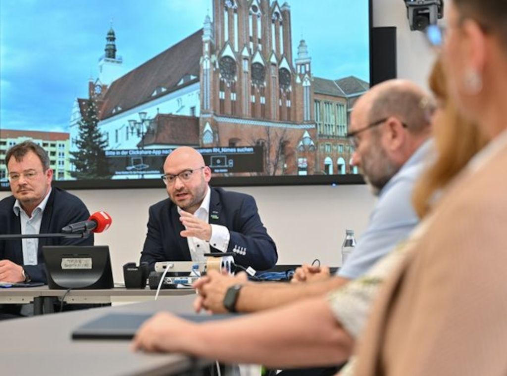 Stadt Frankfurt Oder baut Schutzwände auf und verlegt Wahllokale