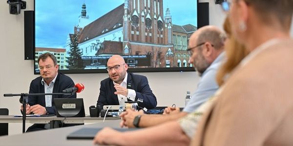 Stadt Frankfurt Oder baut Schutzwände auf und verlegt Wahllokale