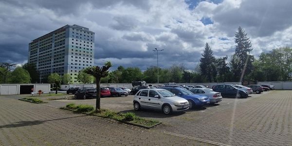 Photovoltaik-Parkplatz statt Balkonkraftwerk: Warum Solar-Carports von Sopago die bessere Alternative für grüne Stromerzeugung sind