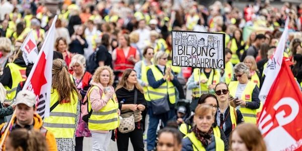 Warnstreik in Berliner Kitas - 2000 Menschen bei Kundgebung