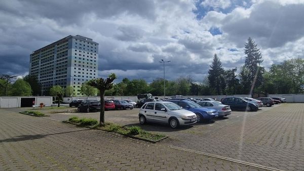 Photovoltaik-Parkplatz statt Balkonkraftwerk: Warum Solar-Carports von Sopago die bessere Alternative für grüne Stromerzeugung sind