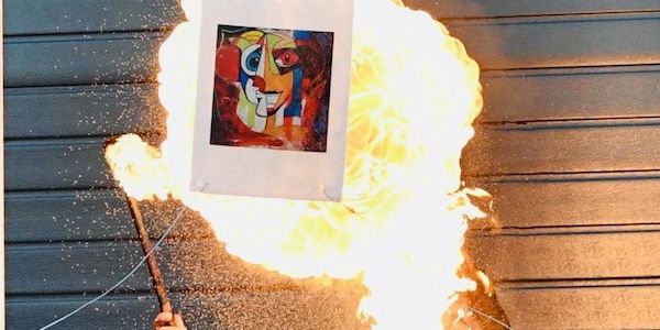 Spektakuläre Neueröffnung: Kunstgalerie CarpArten setzt Gemälde in Flammen