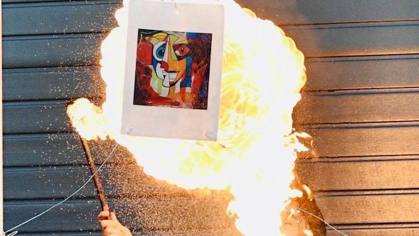 Spektakuläre Neueröffnung: Kunstgalerie CarpArten setzt Gemälde in Flammen