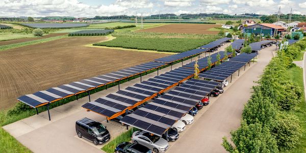 Ein Vorzeigeprojekt für Nachhaltigkeit: Photovoltaik-Carports von Sopago