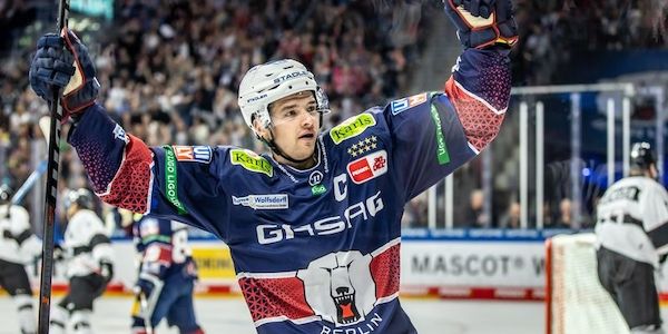 Eisbären Berlin gewinnen in Wolfsburg nach Verlängerung