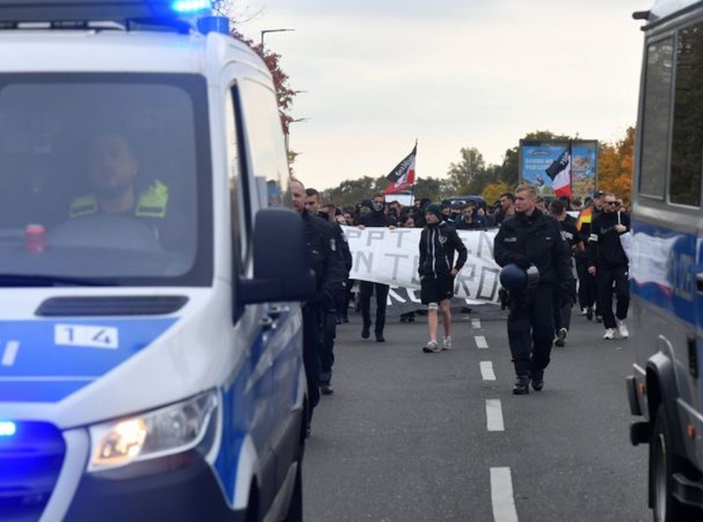 Neonazis demonstrieren in Berlin-Marzahn - Große Linken-Demo