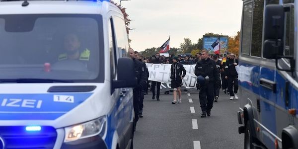 Neonazis demonstrieren in Berlin-Marzahn - Große Linken-Demo