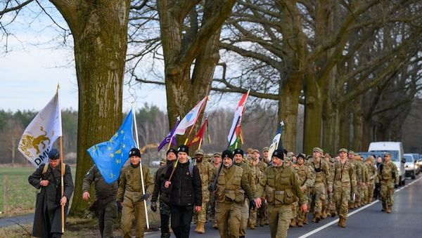 Soldaten marschieren in Gedenken an Gefangene der Nazis nach Spremberg