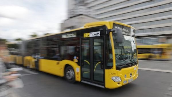 Zersplitterte Scheiben: Unbekannte bewerfen BVG-Busse