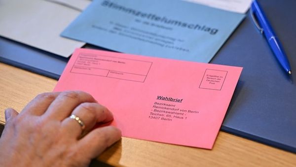 Warteschlangen nach Ansturm auf die Berliner-Briefwahlstellen