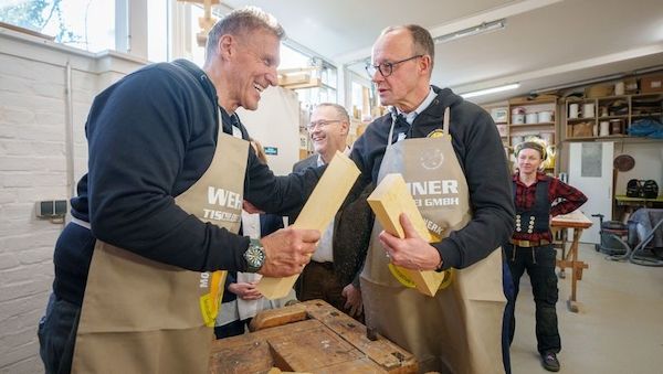 Friedrich Merz und Schauspieler Ralf Moeller zu Besuch in der Tischlerei Wehner