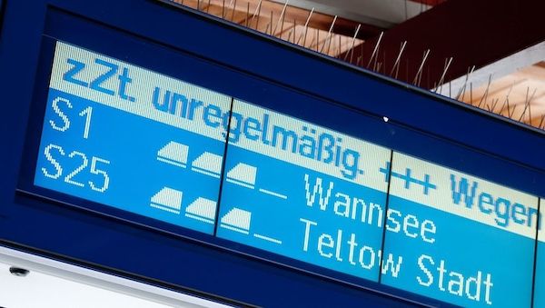 E-Scooter ins Gleis geworfen - S-Bahnverkehr unterbrochen