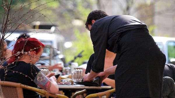 Studie: Fachkräftemangel in Gastronomie bremst Valentinstag aus