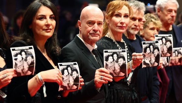 Stars erinnern an israelische Geisel auf Berlinale-Teppich