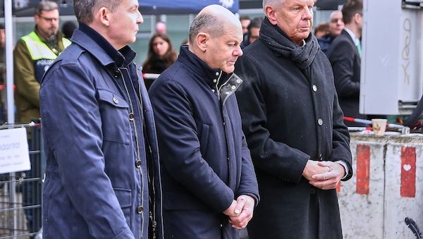 Scholz besucht Anschlagsort in München