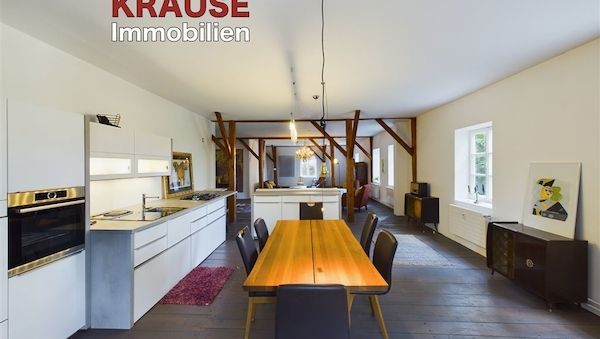 *Wohnen im Schloss* Loft Wohnung mit prominentem Hintergrund!