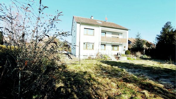 Mehrfamilienhaus mit malerischem Ausblick ins Grüne und Entwicklungspotenzial