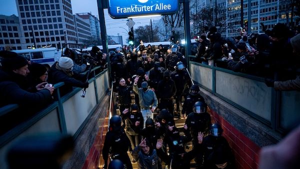 Neonazi-Demonstration in Berlin-Mitte und Gegenproteste