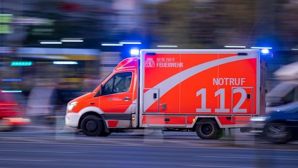 Berlin-Friedrichshain: Mann von Straßenbahn erfasst und gestorben