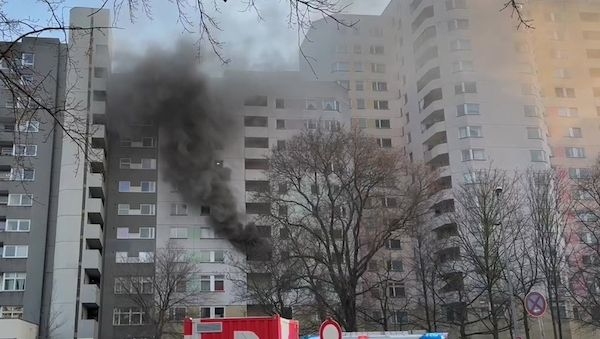 Berlin-Schöneberg: Feuerwehr rettet fünf Anwohner bei Hochhausbrand