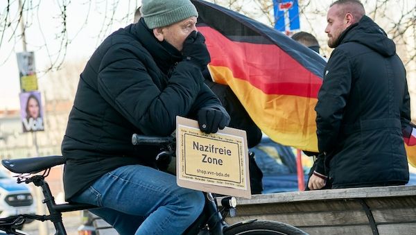 Hunderte Menschen stellen sich gegen Neonazi-Demo in Berlin