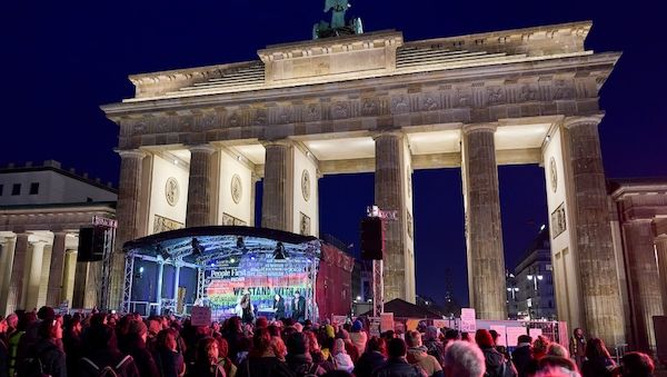 Putin-Protest - Punkband Pussy Riot gaben Konzert vor dem Brandenburger Tor