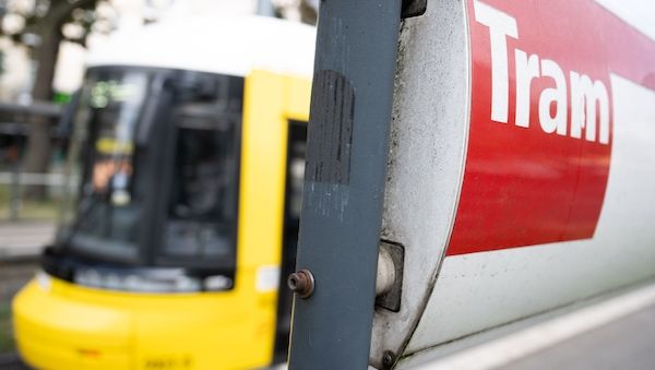 Straßenbahnen fahren wieder nach Unfall in Berlin-Mitte