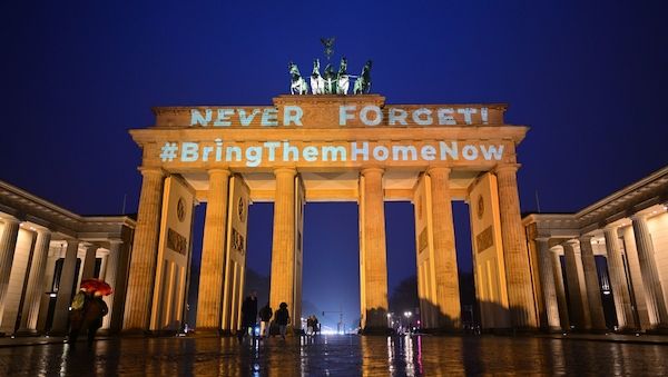 Brandenburger Tor leuchtet orange – Berlin gedenkt Geiseln