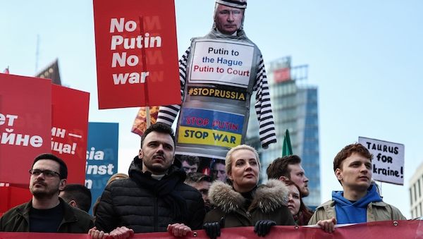 Demonstranten protestieren in Berlin gegen Putins Politik