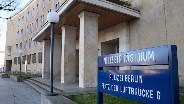 Berlin - Frau mit sichtbaren Tattoos darf Polizistin werden